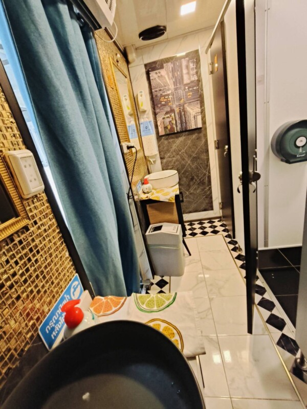 รถสุขาเคลื่อนที่ดินแดง